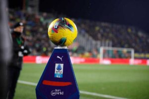 Pallone di serie A in primo piano a bordo campo