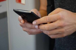 persona che utilizza uno smartphone