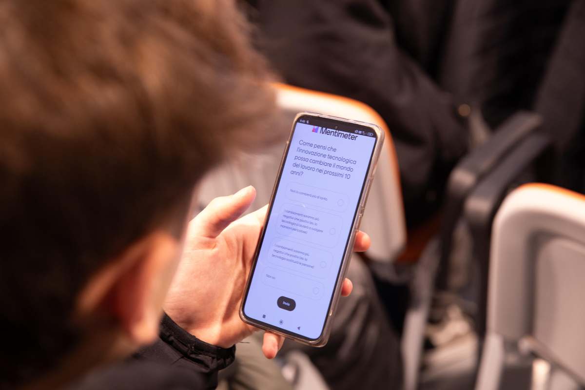 Ragazzo con uno smartphone in mano