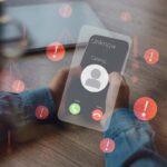 uno smartphone con intorno segnali di pericolo