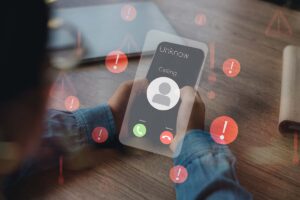 uno smartphone con intorno segnali di pericolo