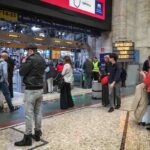 Persone in attesa in una stazione