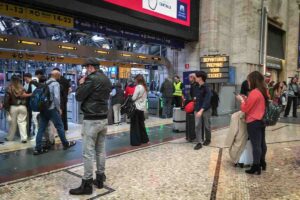 Persone in attesa in una stazione