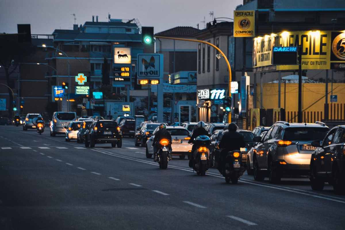 Tre giorni di chiusura della strada: traffico in tilt e italiani in ansia Tre giorni di chiusura della strada: traffico in tilt e italiani in ansia