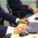 Operatore di polizia digita su una tastiera