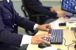 Operatore di polizia digita su una tastiera