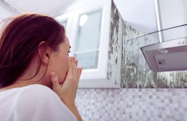 ragazza scioccata dalla muffa