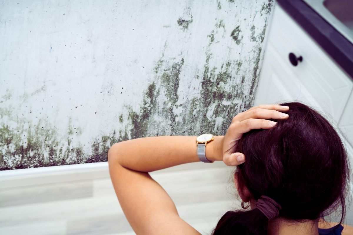 ragazza mani nei capelli per la muffa