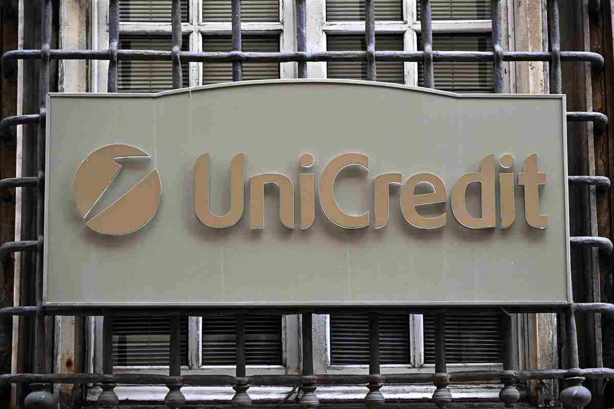 Facciata di una struttura con logo Unicredit in primo piano