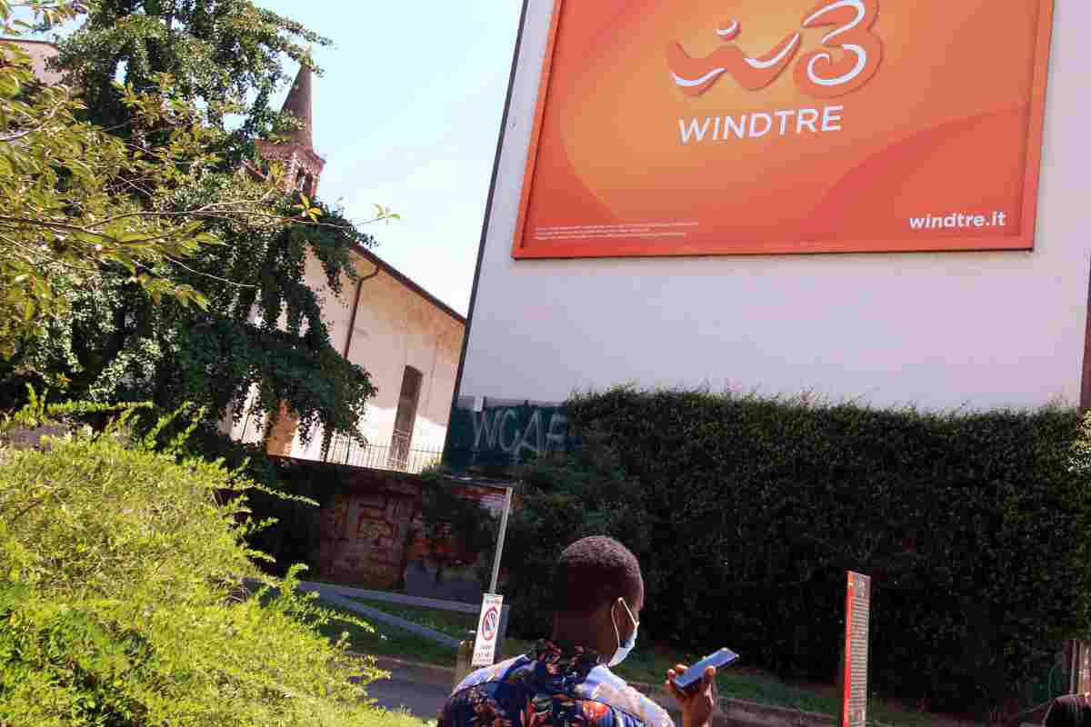 Cartello pubblicitario di Wind tre