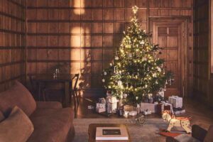 Albero Natale in un salotto addobbato