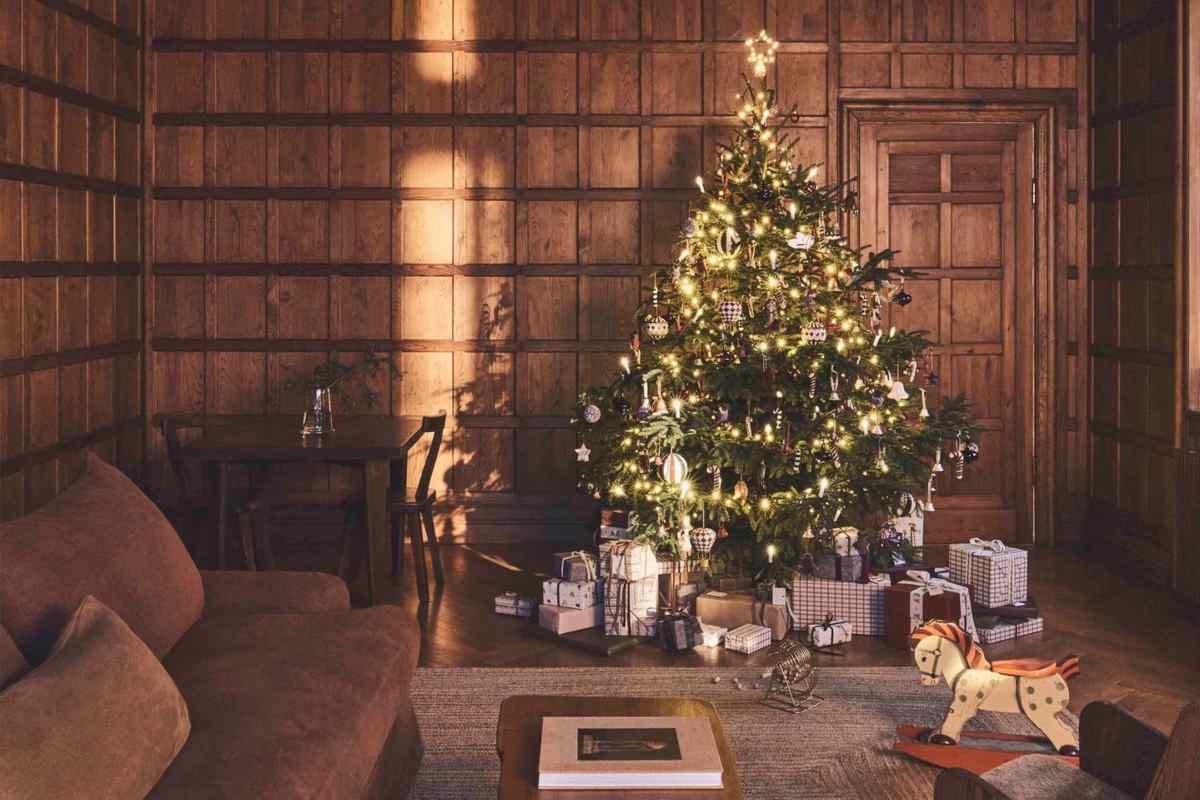 Albero Natale in un salotto addobbato