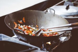 Cibo cucinato ai fornelli