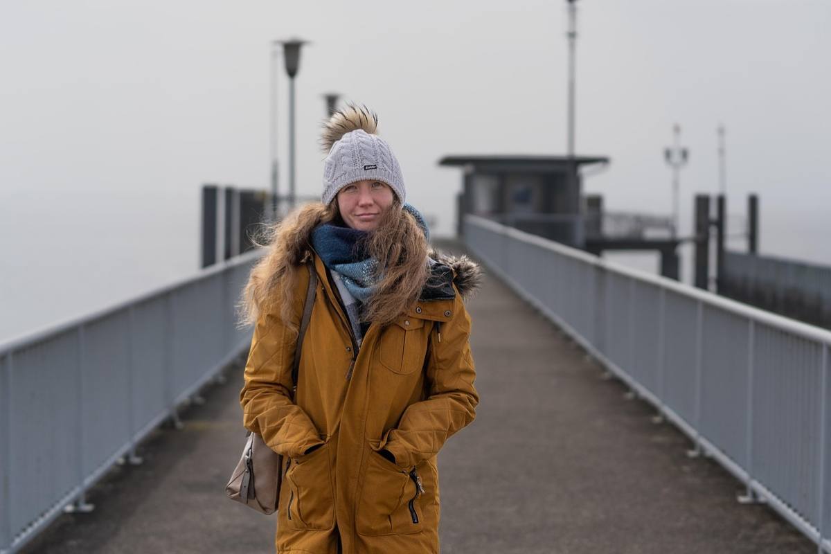 Donna con abiti invernali