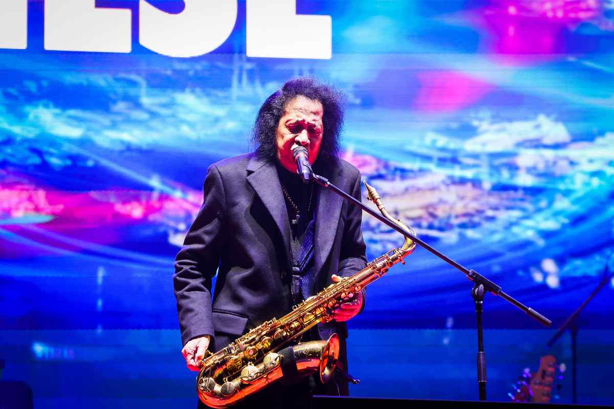 James Senese che suona