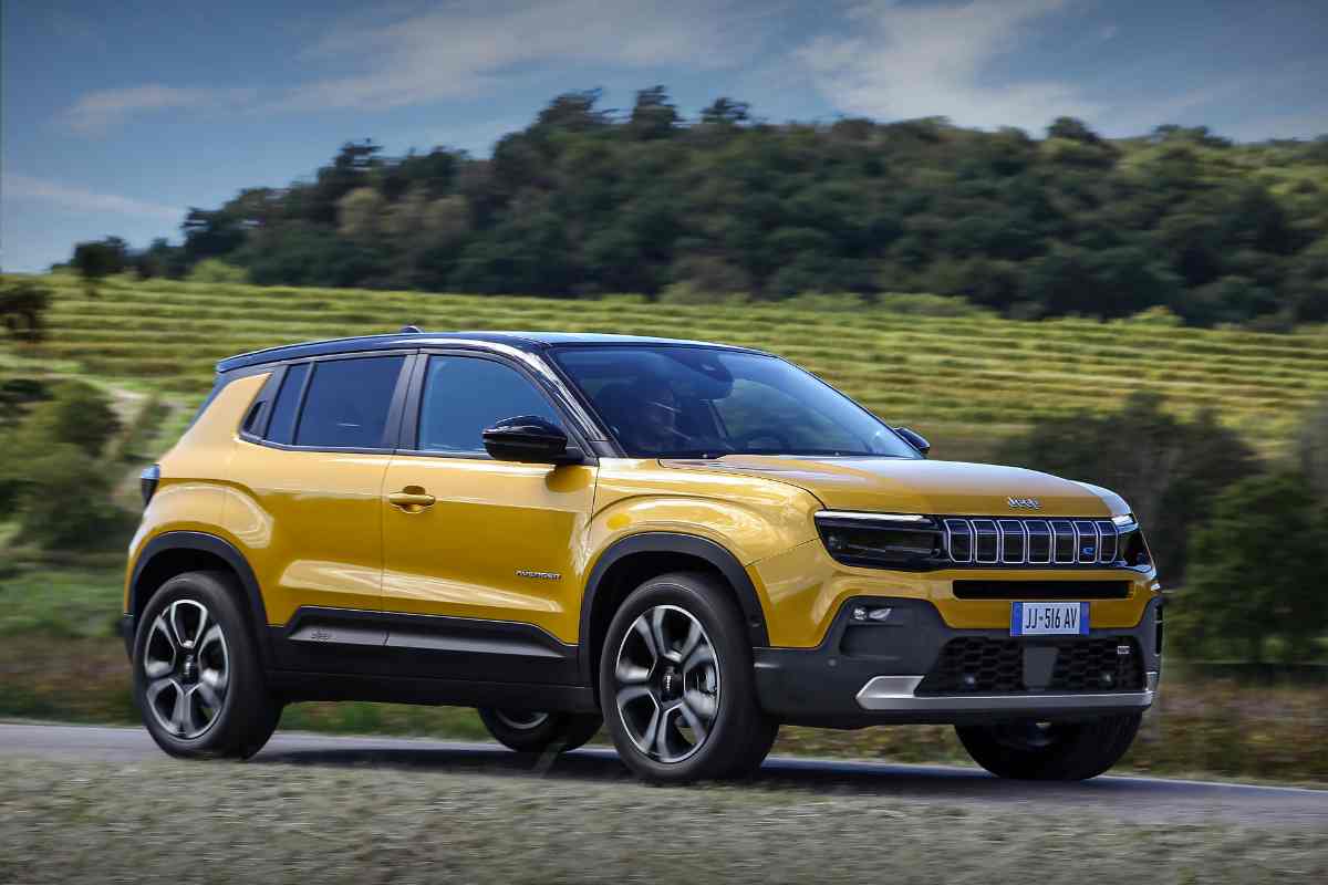 un SUV parcheggiato di colore giallo