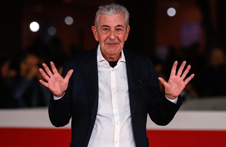 Marzio Honorato alza le mani davanti ai fotografi