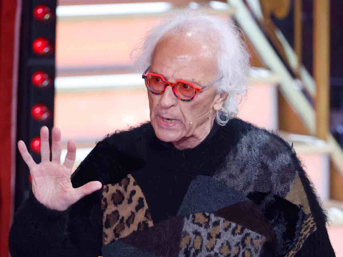 Primo piano di Giampiero Mughini durante un'intervista