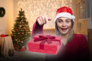 Persona che indica un regalo di Natale