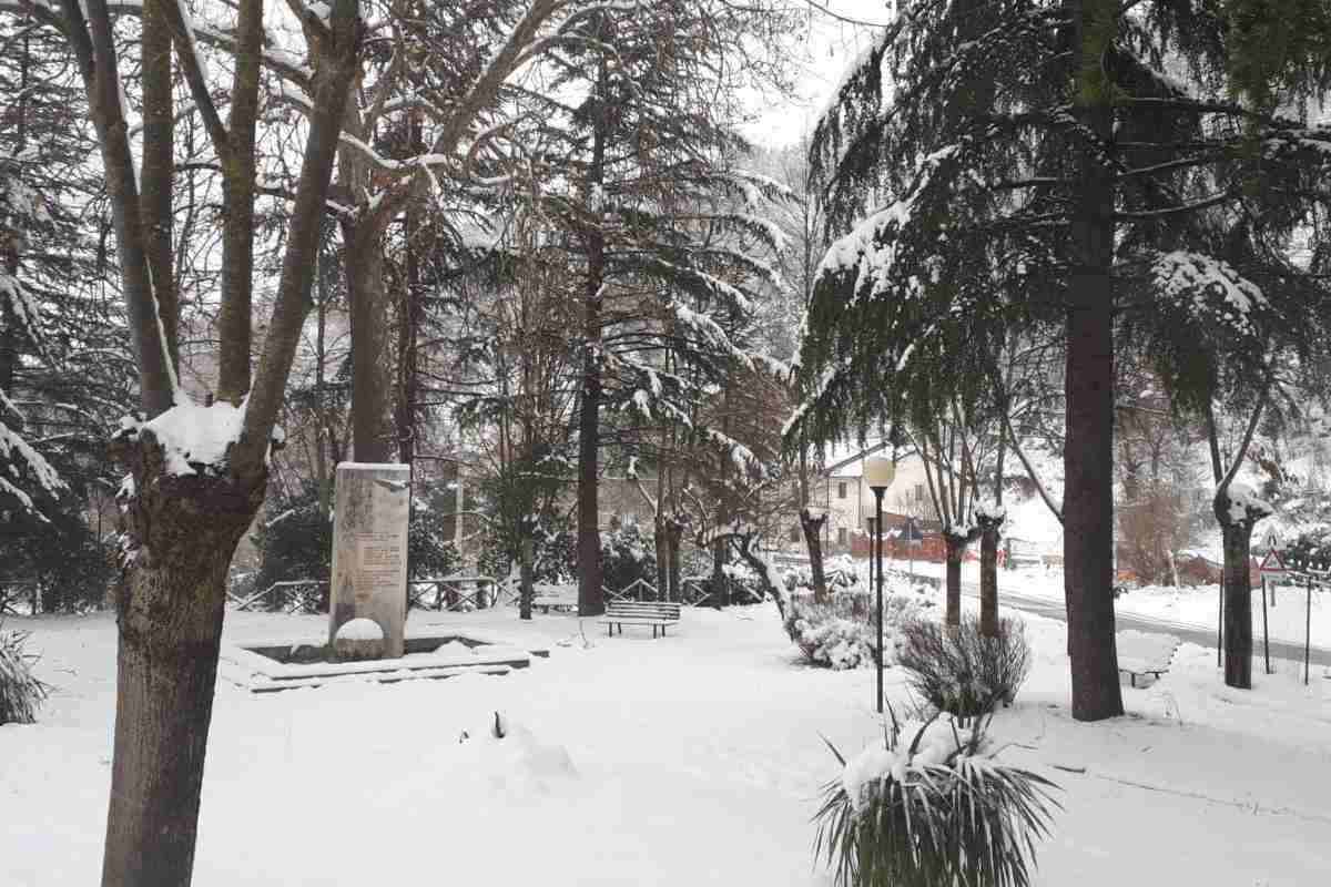 Neve in una città dell'Appennino in Italia