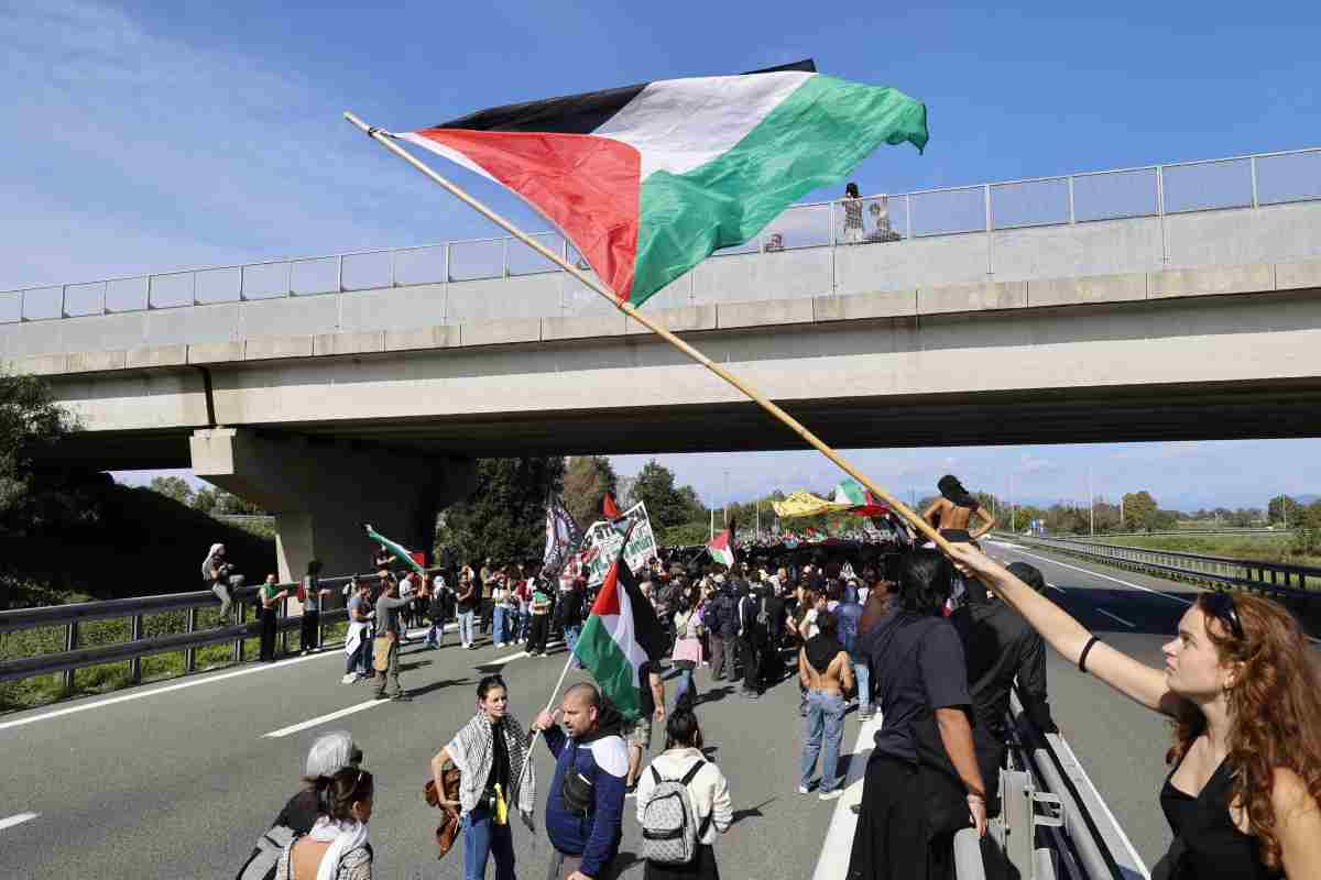 Persone manifestano contro il genocidio di palestinesi a Gaza