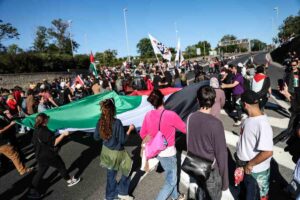 Persone manifestano contro il genocidio di palestinesi a Gaza