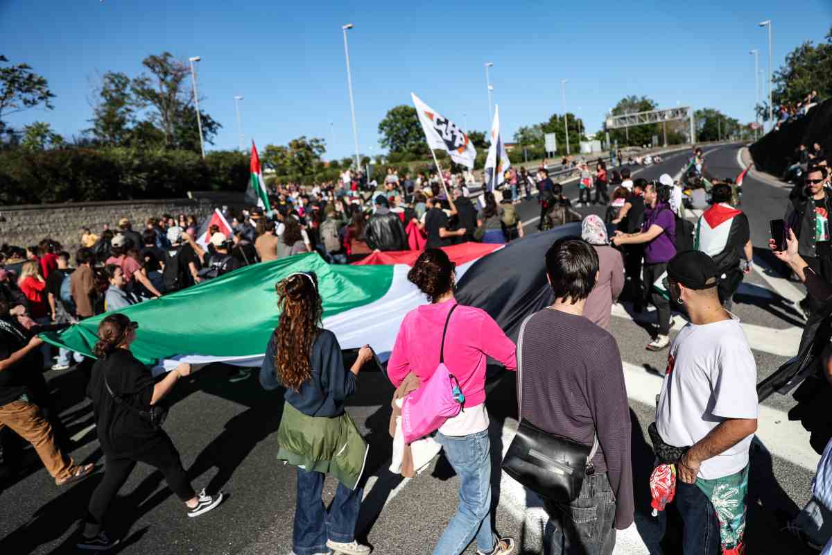 Persone manifestano contro il genocidio di palestinesi a Gza