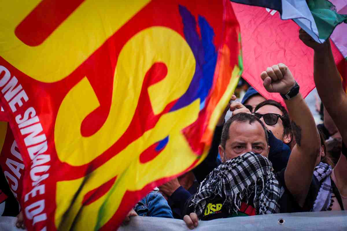 Gente che protesta accanto alla bandiera di USB