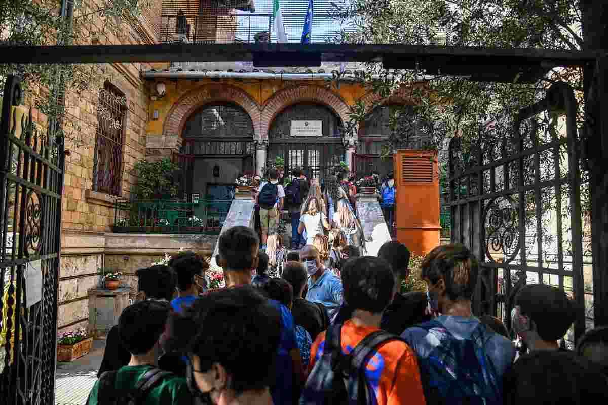 Alunni che entrano a scuola