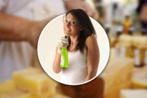 Donna con sgrassatore
