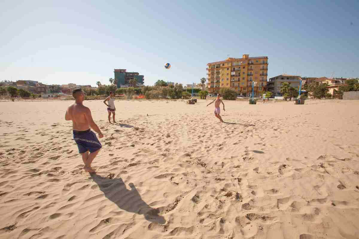 Ragazzi giocano a pallone sulla spiaggia a Pozzallo
