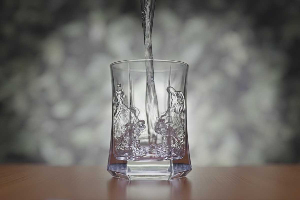 Acqua versata in un bicchiere