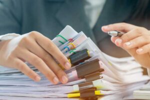 pila di fogli tenuti da un fermaglio