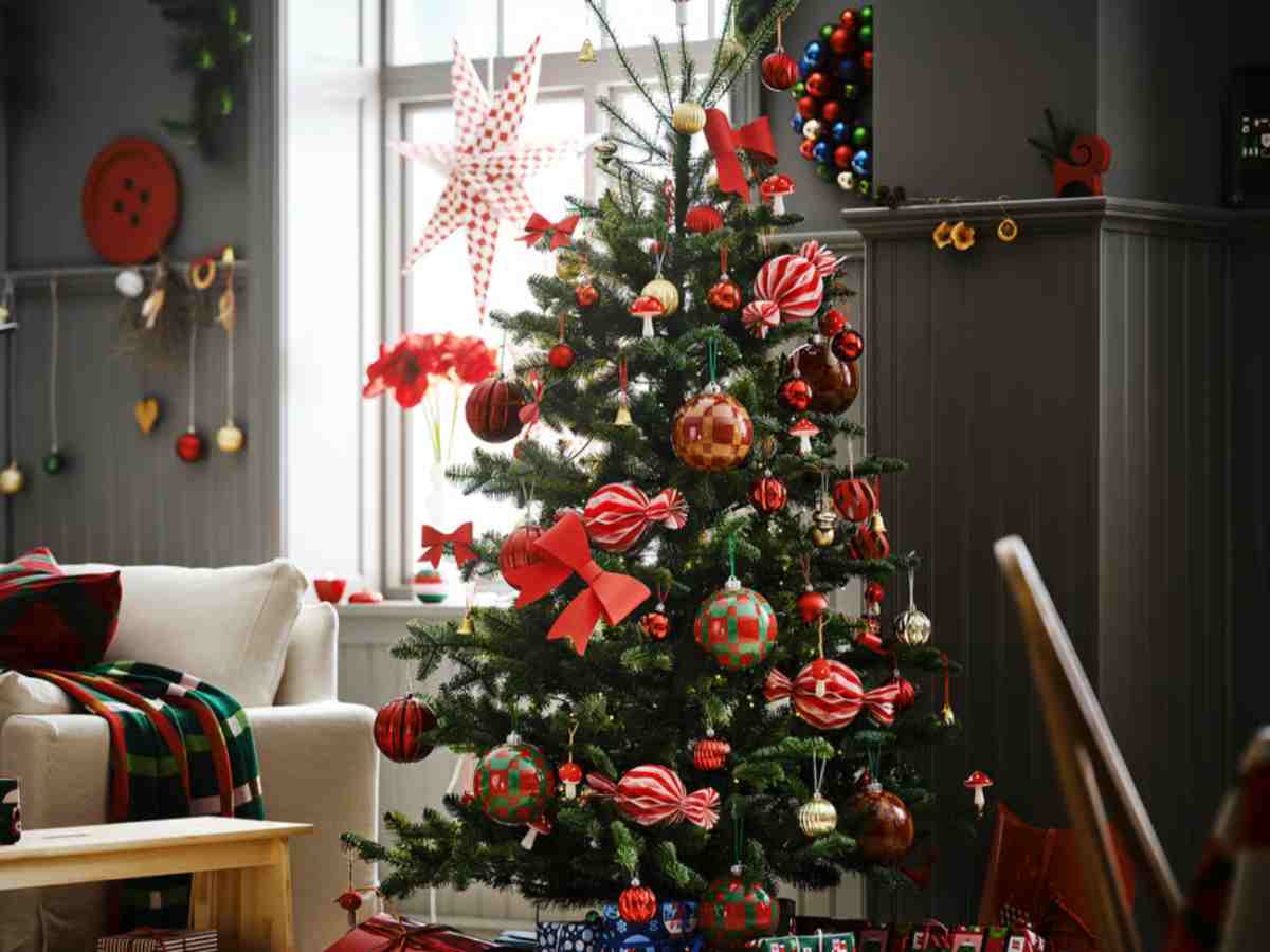 un albero natale decorato