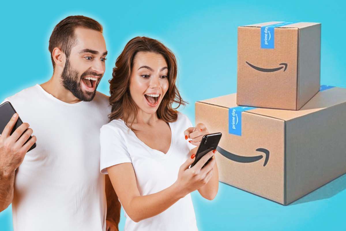 due persone sorridono vicino due pacchi Amazon