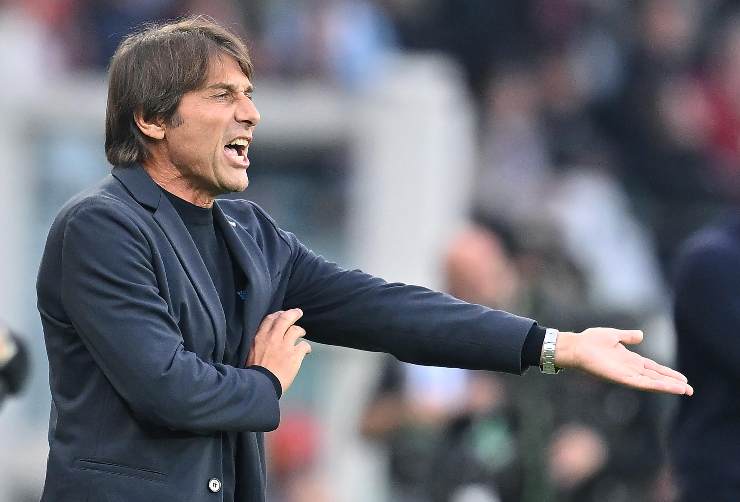 Antonio Conte dà indicazioni da bordo campo
