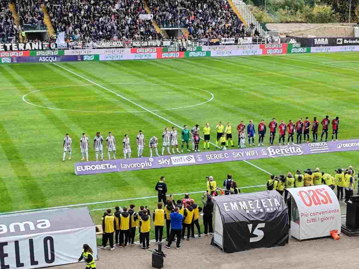 le squadre di Ascoli e Sambenedettese schierate al centro del campo
