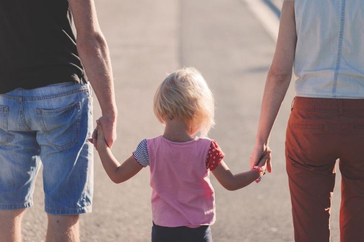 una bambina con i genitori