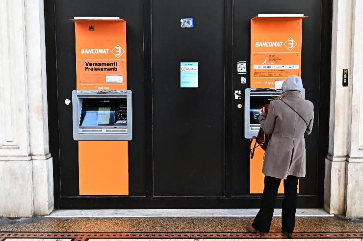 una persona allo sportello Bancomat