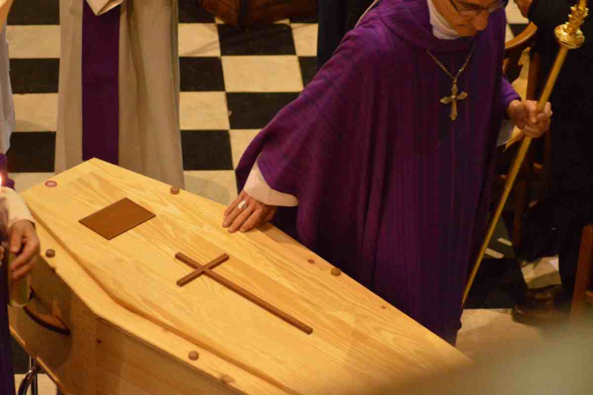 Lo stavano per seppellire, entra in chiesa durante il suo funerale: ecco cosa è successo davvero
