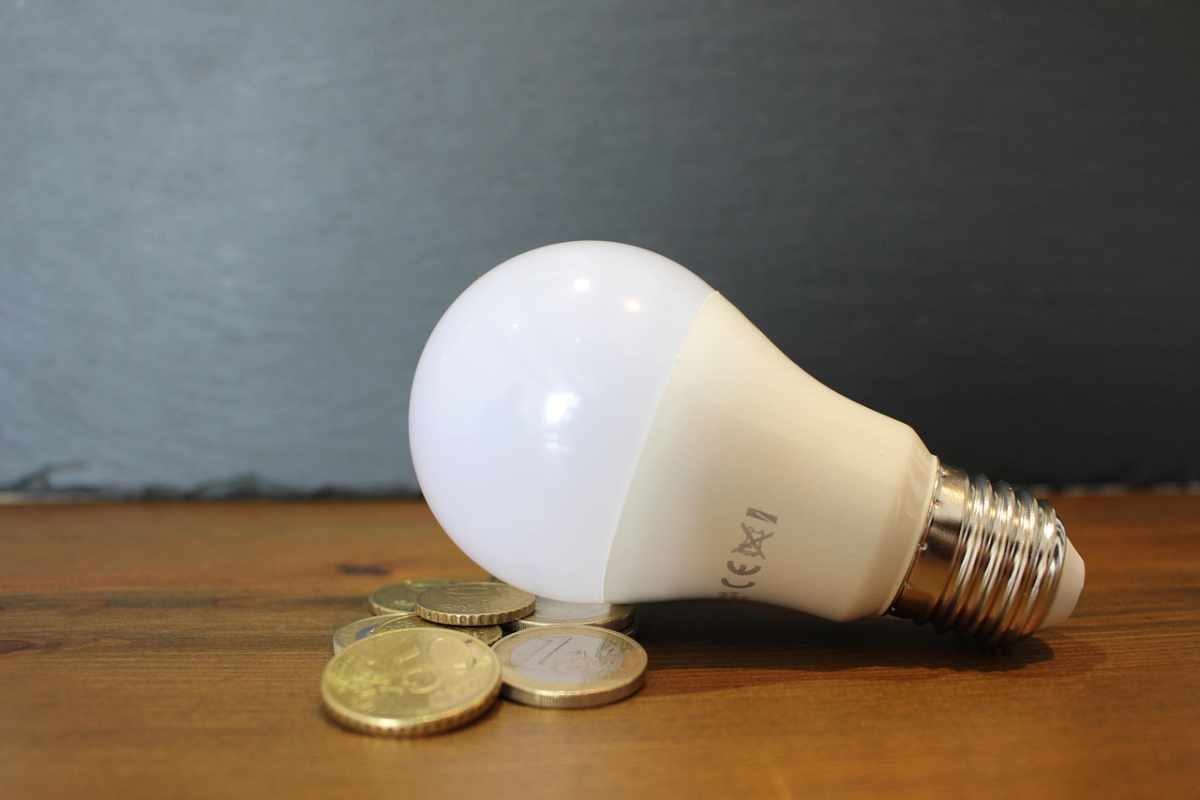 Bolletta luce, svolta a ottobre: così risparmi tanti soldi