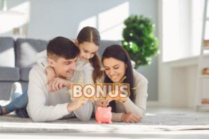 scritta bonus con dietro padre madre figlia