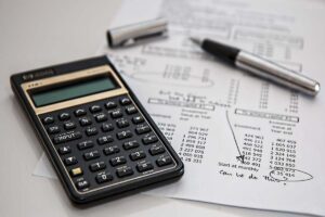 una calcolatrice un foglio una penna