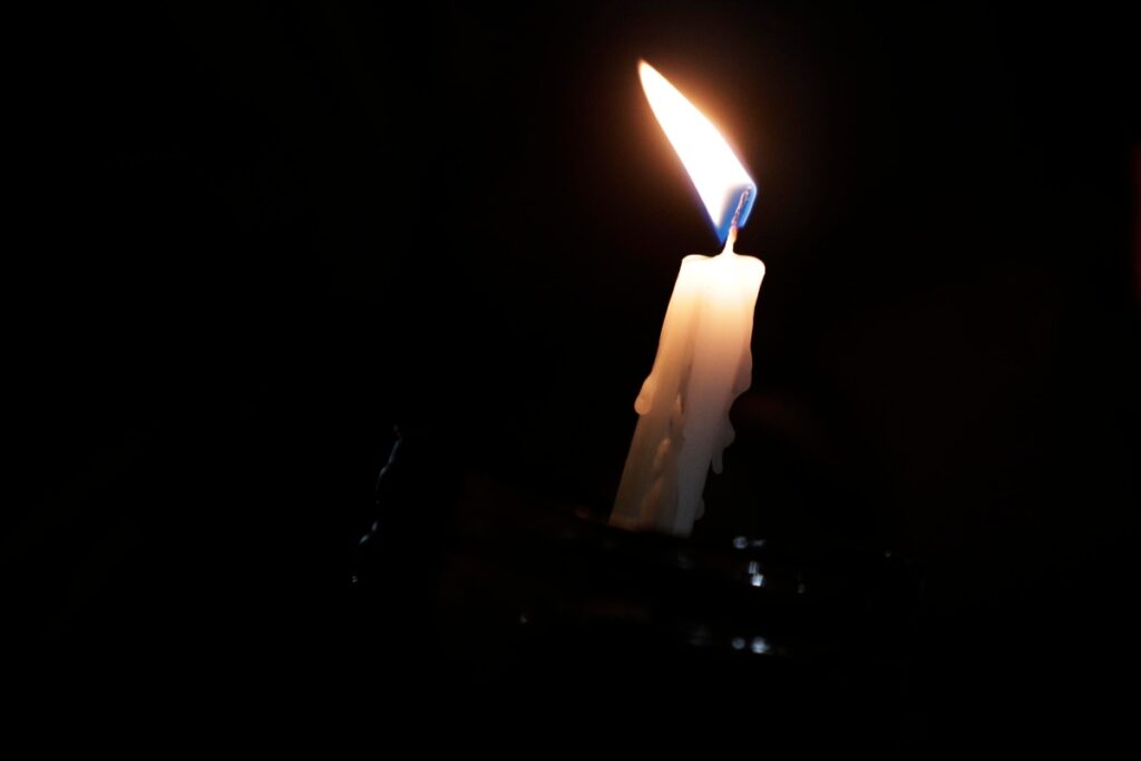 Candele accese in segno di lutto