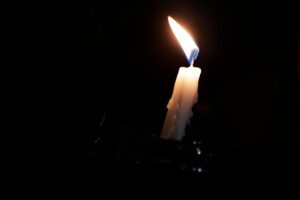 Candele accese in segno di lutto