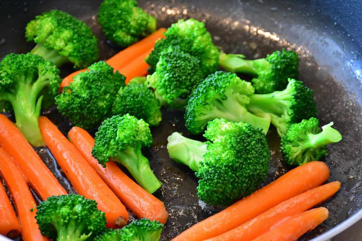 carote in padella con verdure