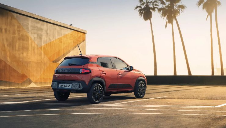 una Dacia Spring parcheggiata
