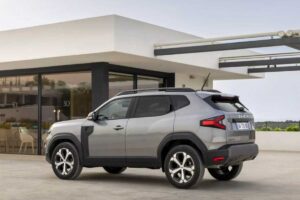 un SUV Dacia Duster parcheggiato