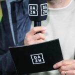 microfono e cartellino con logo Dazn
