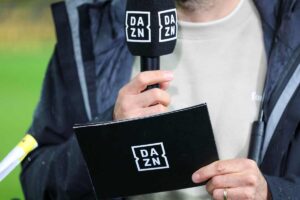 microfono e cartellino con logo Dazn